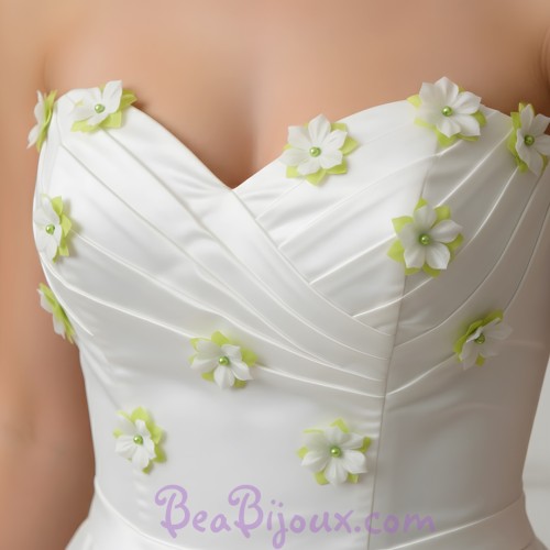 Broche ou boutonnière fleur blanc et vert anis