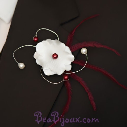Boutonnière fleur plumes ivoire bordeaux