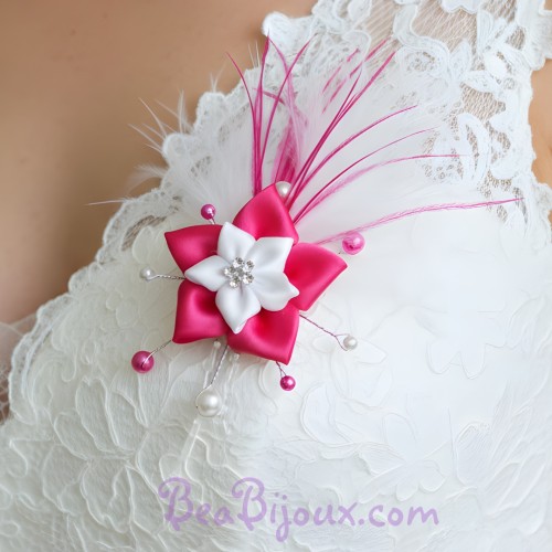 Broche mariage fleur blanc fuchsia plumes