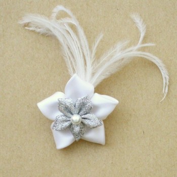 Broche fleur argent et blanc plumes BRO340