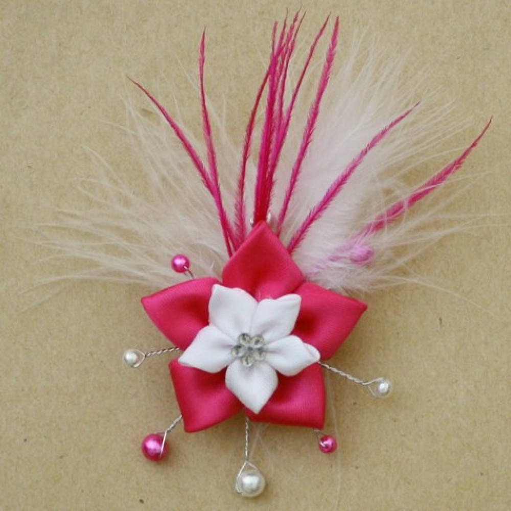 Broche mariage fleur blanc fuchsia plumes Broche mariage fleur blanc fuchsia plumes