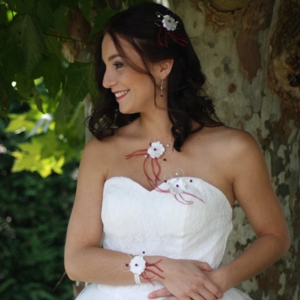 Boutonnière fleur plumes ivoire bordeaux