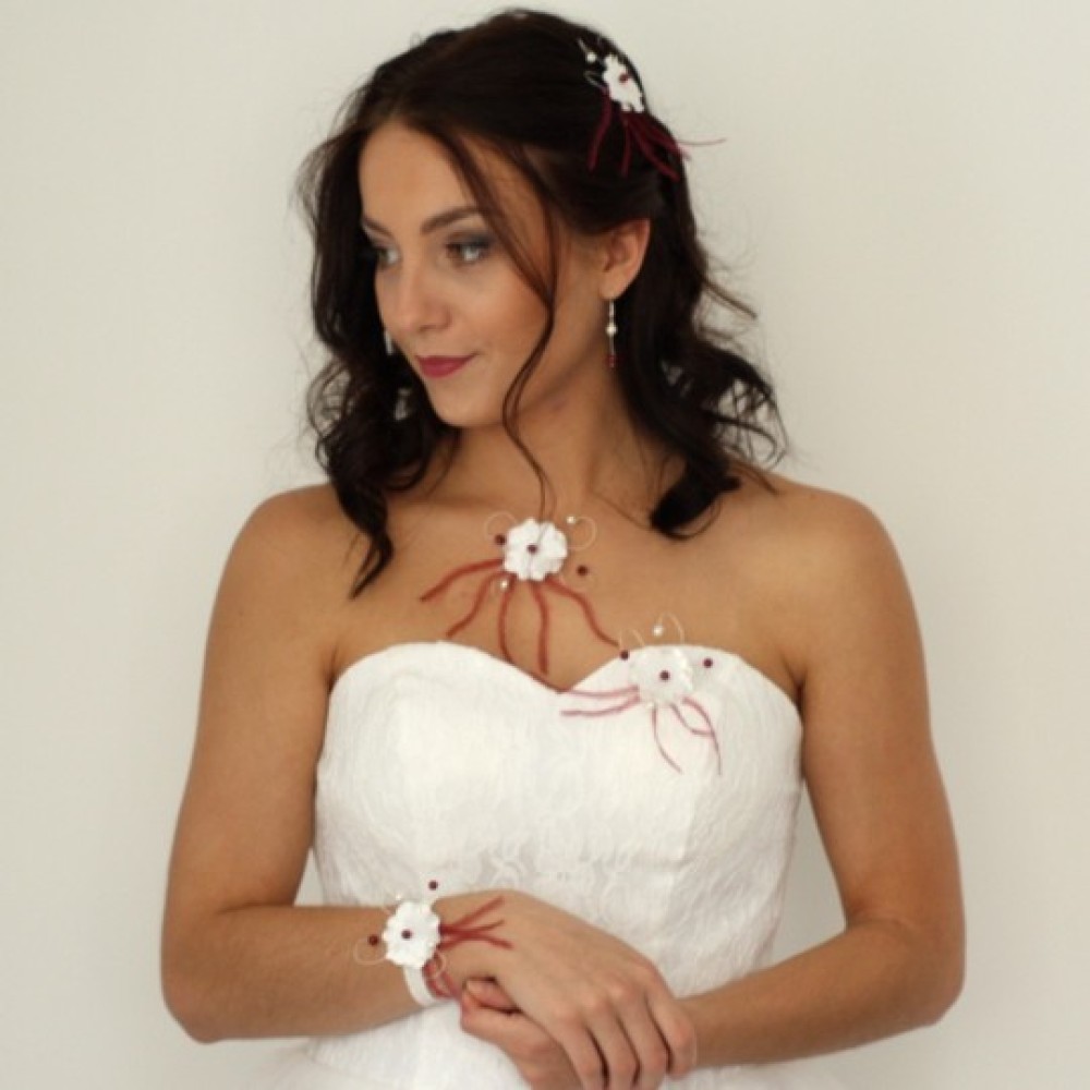 Boutonnière fleur plumes ivoire bordeaux