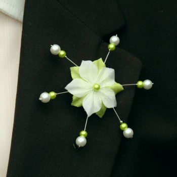 Broche boutonnière mariage fleur blanc et vert anis BRO1277A
