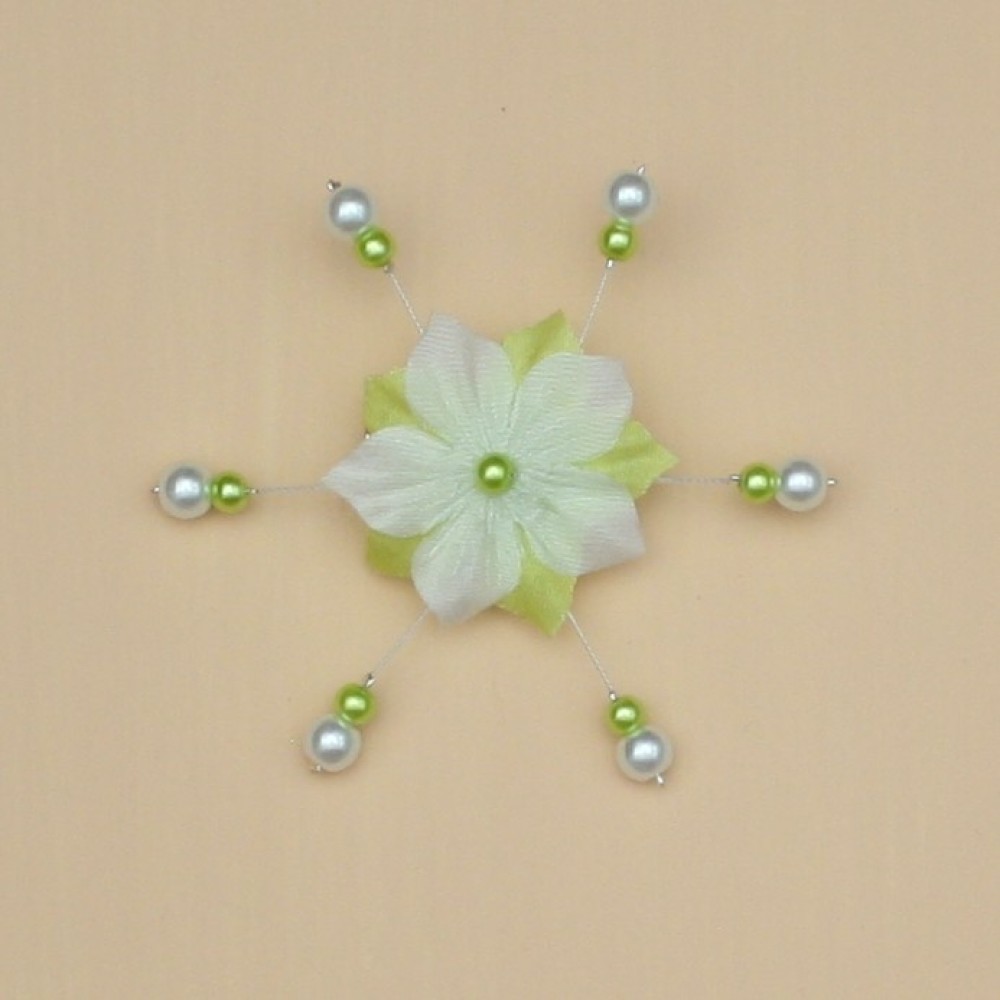 Broche boutonnière mariage fleur blanc vert anis