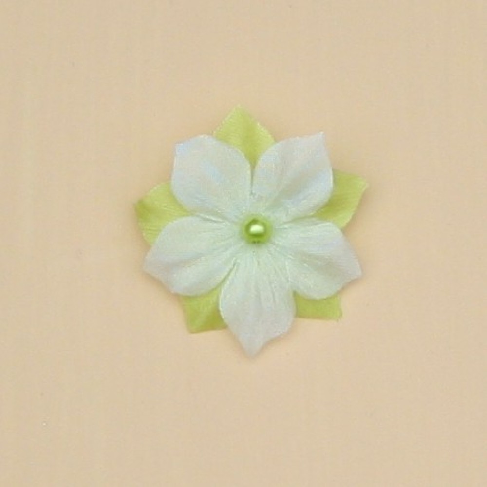 Broche ou boutonnière fleur blanc et vert anis