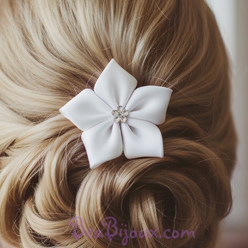 Pince à cheveux fleur blanche satin