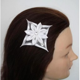 Pince à cheveux fleur satin blanche PI1248A