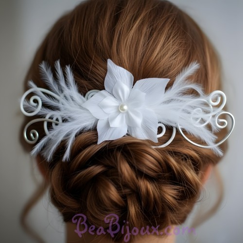 Epingle à cheveux fleurs et plumes blanches