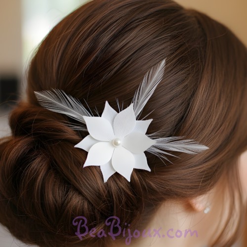 Epingle à cheveux fleur et plumes blanches