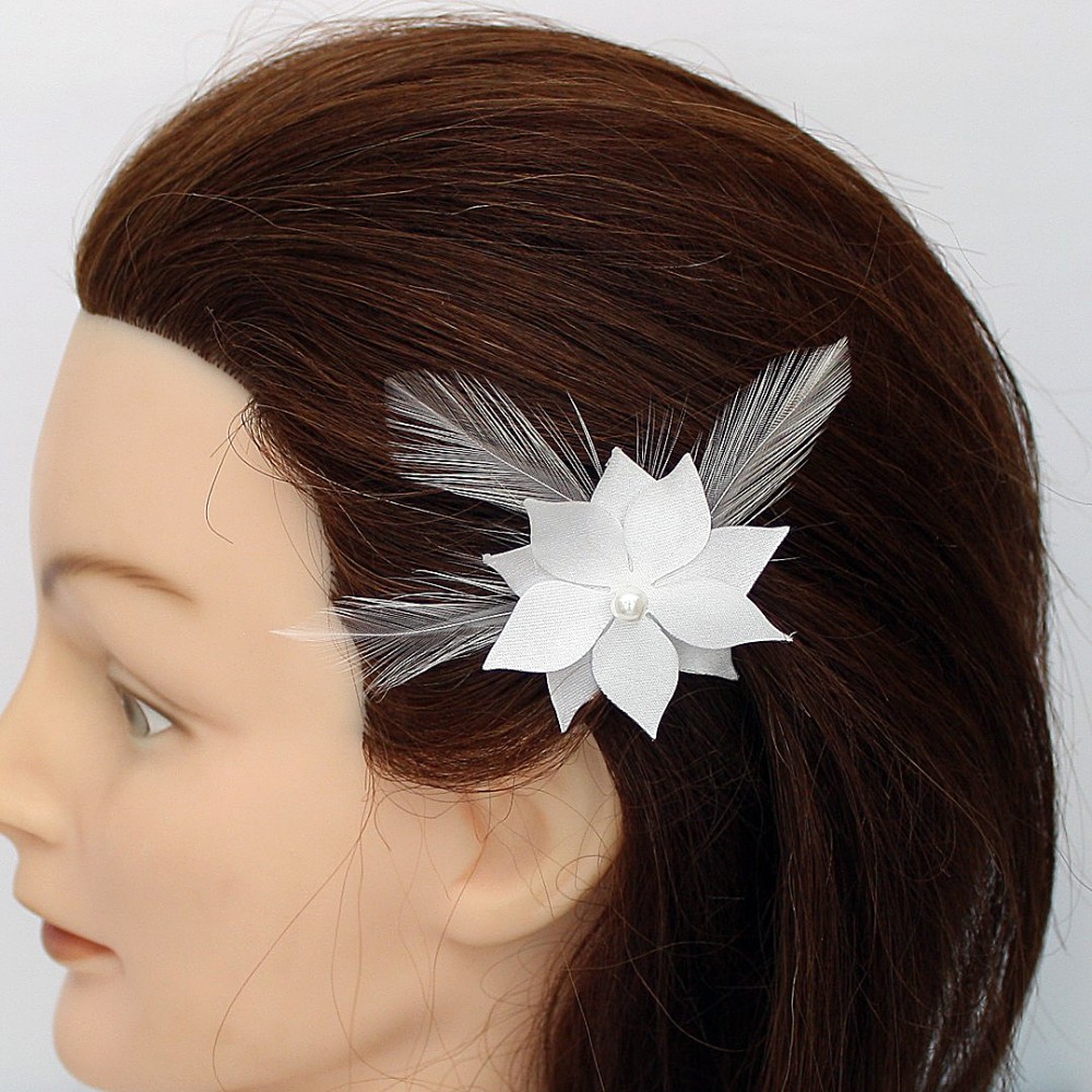 Epingle à cheveux fleur et plumes blanches