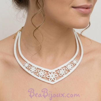 Collier plastron fleur blanc pailleté CO7009
