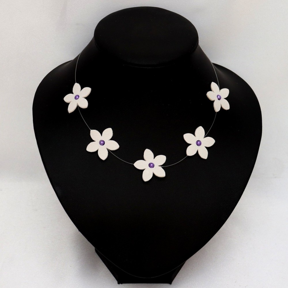 Collier 5 fleurs blanches simili cuir