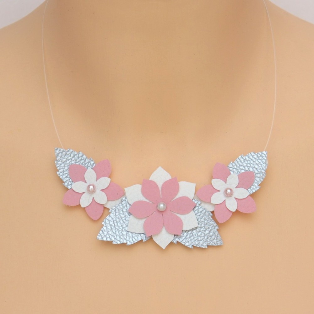 Collier fleurs et feuilles blanc rose argent