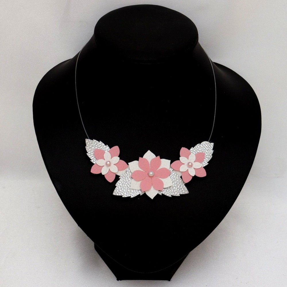 Collier fleurs et feuilles blanc rose argent