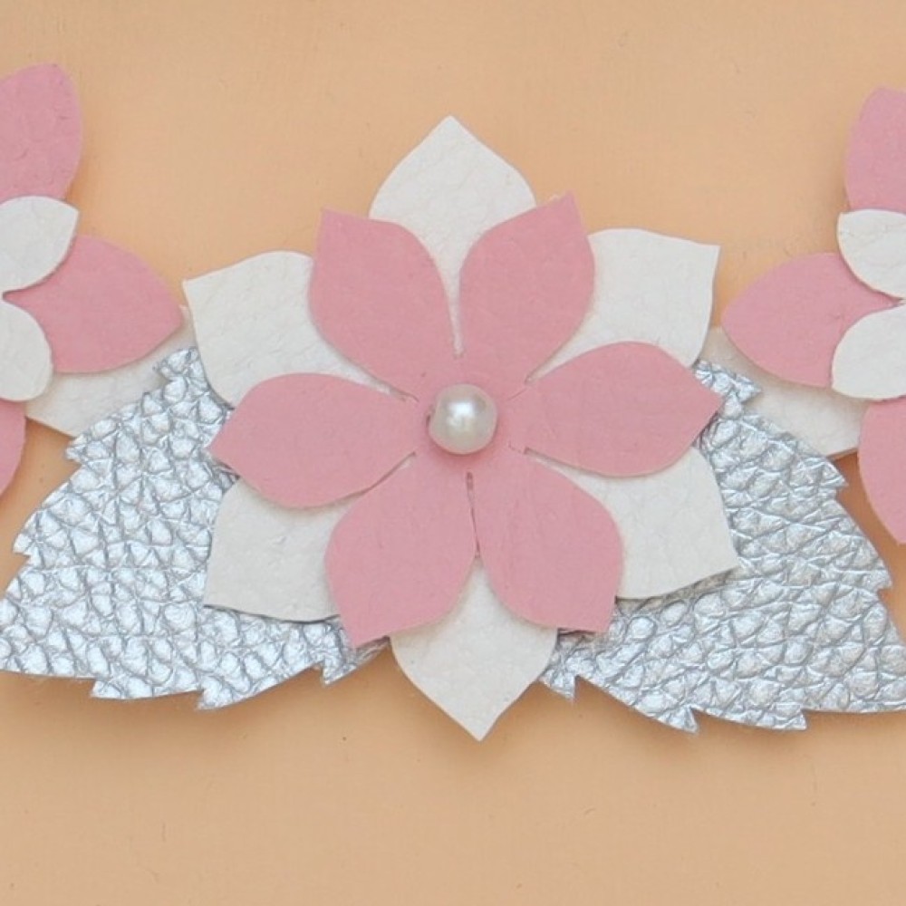 Collier fleurs et feuilles blanc rose argent