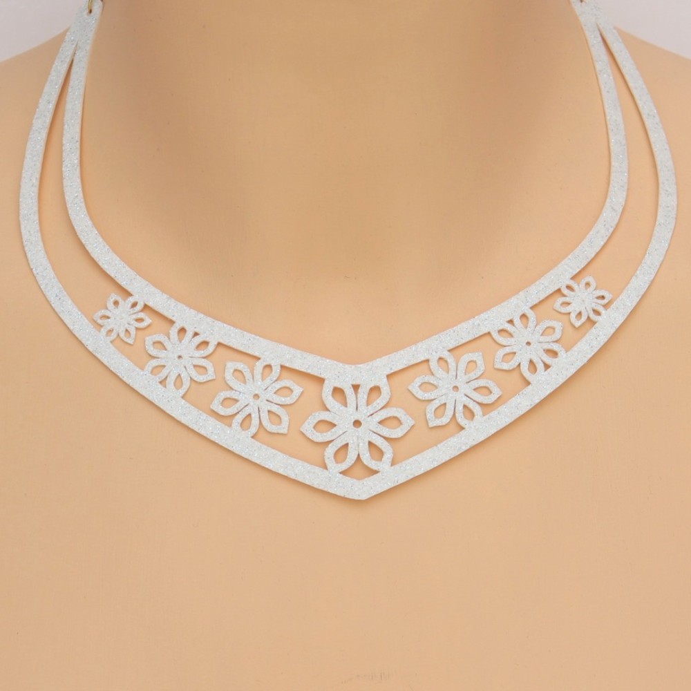Collier plastron fleur blanc pailleté