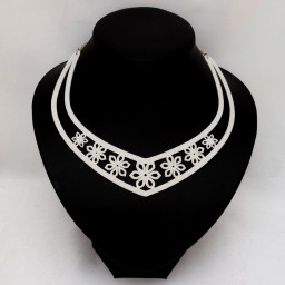 Collier plastron fleur blanc pailleté CO7009