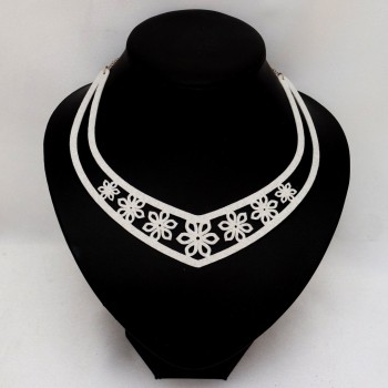 Collier plastron fleur blanc pailleté CO7009