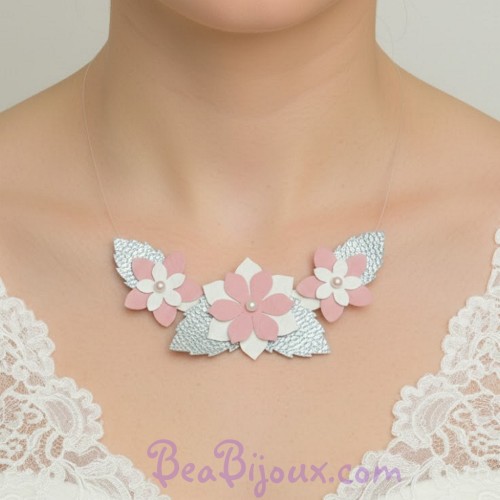 Collier fleurs et feuilles blanc rose argent