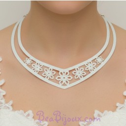 Collier plastron fleur blanc pailleté CO7009