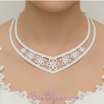 Collier plastron fleur blanc pailleté CO7009
