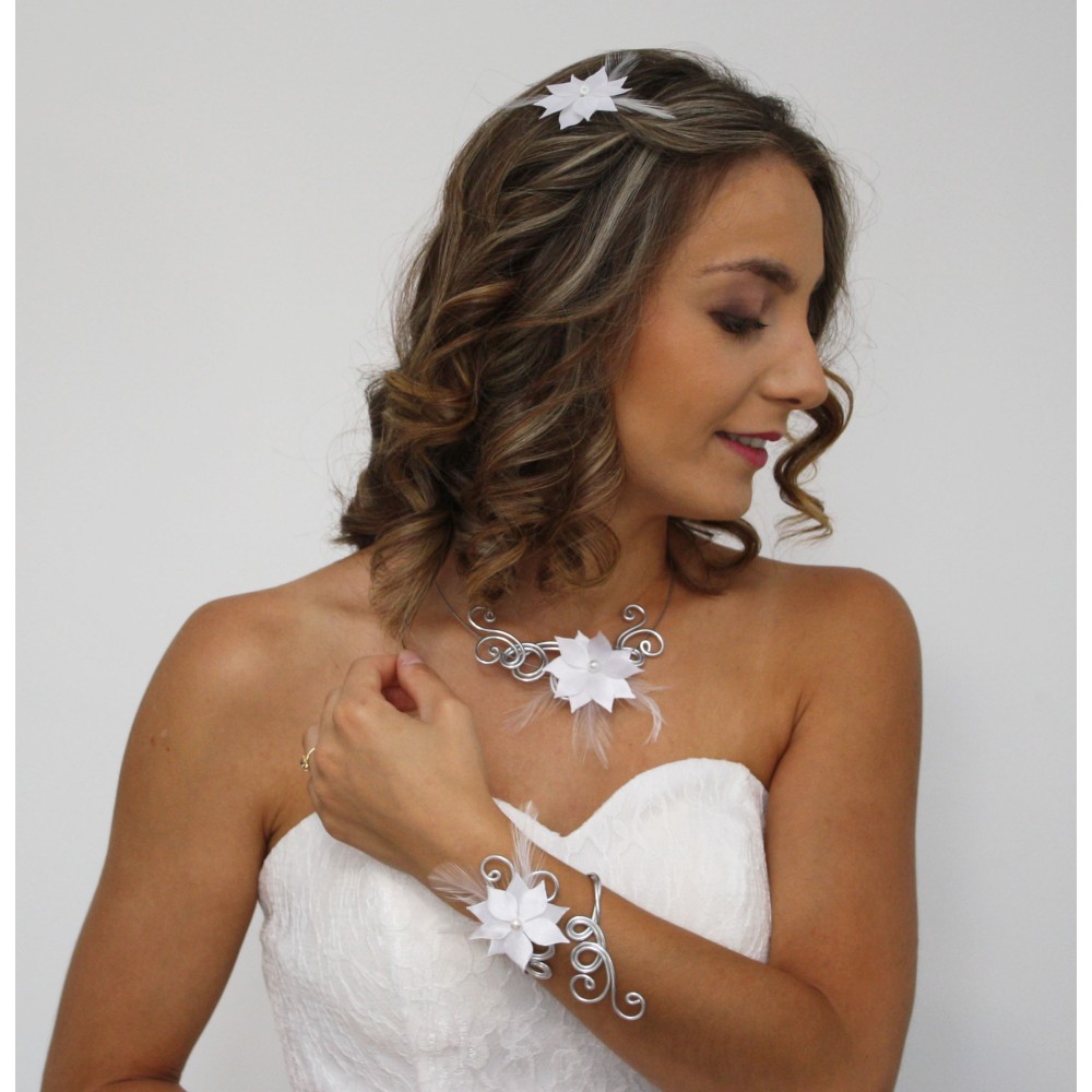 Parure mariage fleur plumes blanches Parure mariage fleur plumes blanches