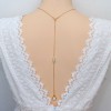 Bijou de dos perles blanches et strass sur chaîne doré or fin 24K