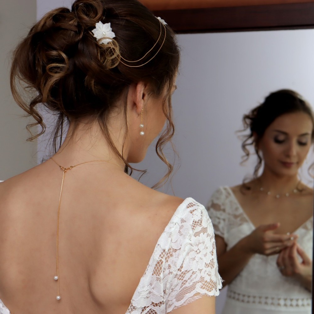 Bijou de dos perles blanches et chaine dorée Bijou de dos perles blanches et chaine dorée