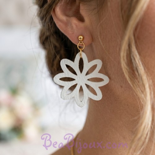 Boucles d'oreilles fleurs blanc simili cuir