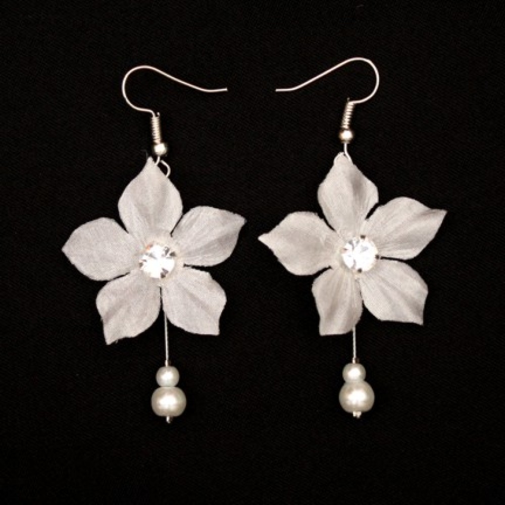 Boucles d'oreilles mariage fleur blanche