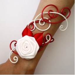 1 bracelet + 3 boutonnières  rouge et blanc pour Sandrine