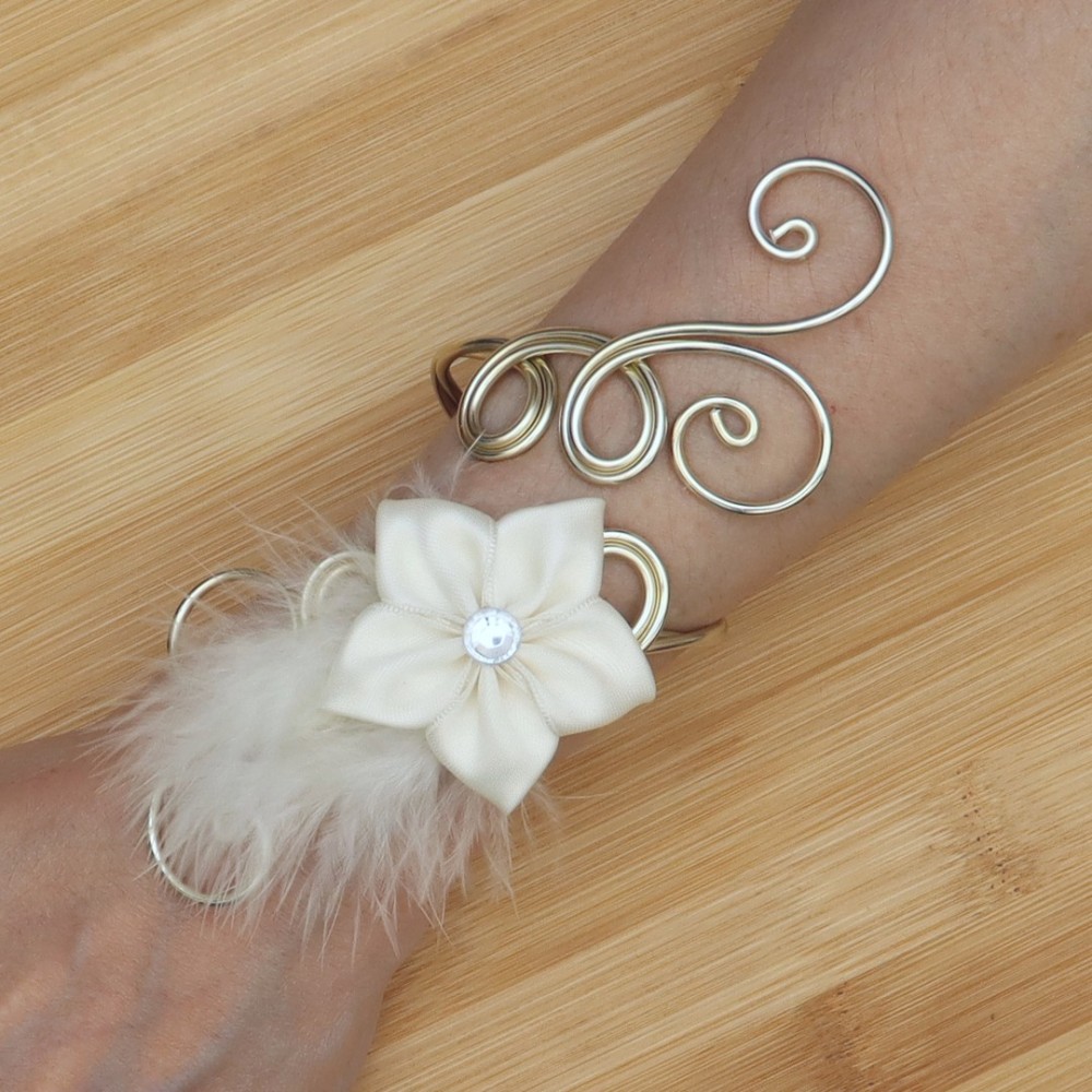 Bracelet de mariage doré fleur et plumes ivoire