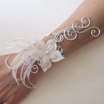Bracelet mariage blanc + fleur + plumes BRA314