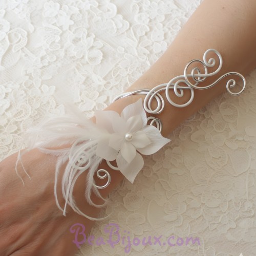 Bracelet mariage blanc + fleur + plumes
