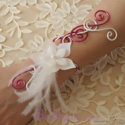 Bracelet mariage blanc et fuchsia + fleur + plumes BRA318