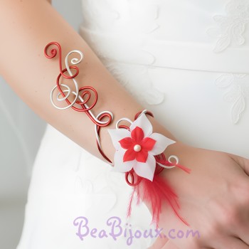 Bracelet mariage rouge champagne + fleur + plumes BRA319