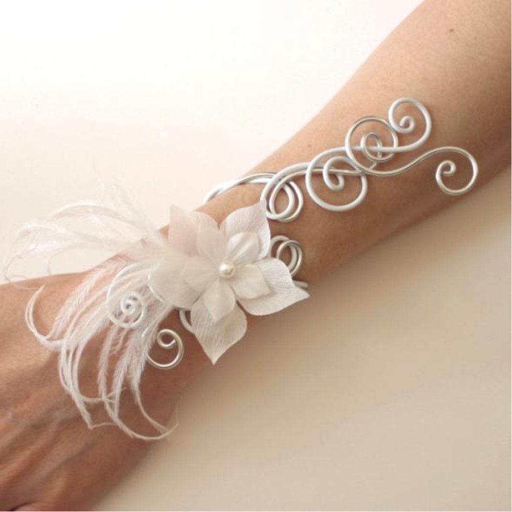 Bracelet mariage blanc + fleur + plumes Bracelet mariage blanc + fleur + plumes