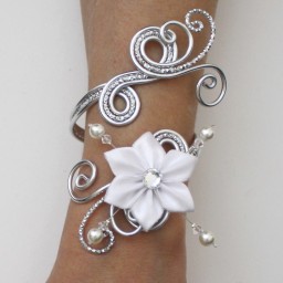 Bracelet mariage aluminium argenté fleur satin blanche BRA348