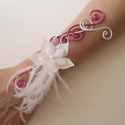 Bracelet mariage blanc et fuchsia + fleur + plumes BRA318