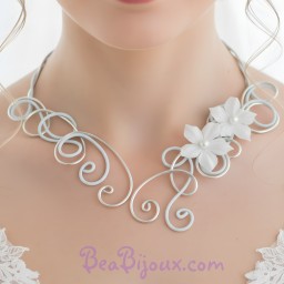Collier mariage blanc et argent + fleurs COA235