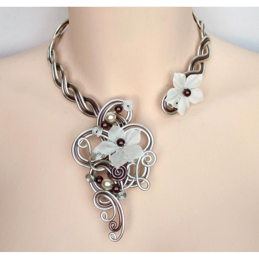 Collier mariage champagne chocolat fleurs Collier mariage champagne chocolat fleurs