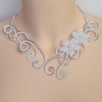 Collier mariage blanc et argent + fleurs COA235