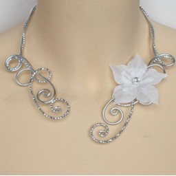 Collier mariage blanc et argent + fleur COA353