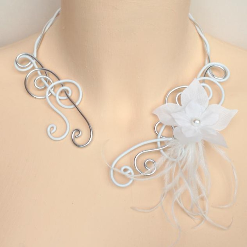Collier mariage blanc argent + fleur + plumes Collier mariage blanc argent + fleur + plumes