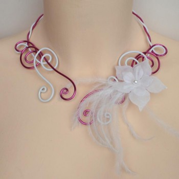 Collier mariage blanc et fuchsia + fleurs + plumes COA318