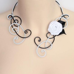 Collier mariage noir et blanc fleur COA327