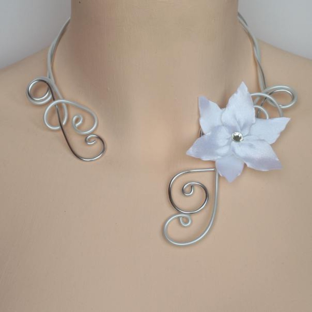 Collier mariage fleur blanc et argent Collier mariage fleur blanc et argent