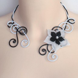 Collier mariage noir et blanc + fleur COA320