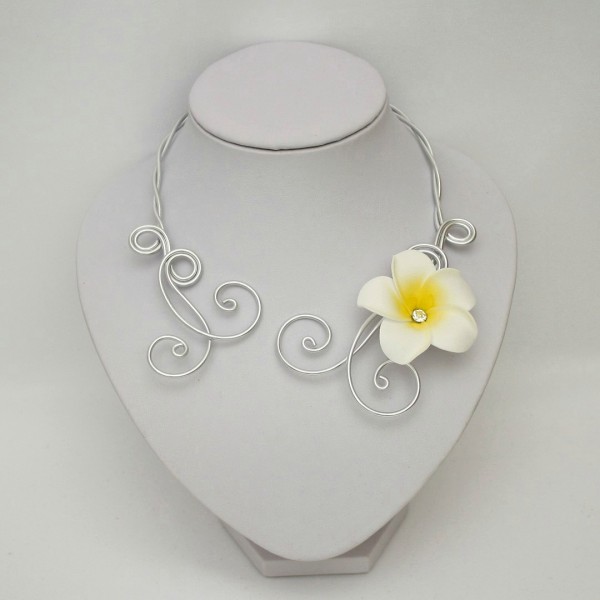 Collier mariage en fils d'aluminium avec fleur de tiaré (frangipanier)  argent et blanc + strass